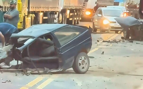 Carro parte ao meio em grave acidente envolvendo caminhões e carros na Rodovia do Xisto