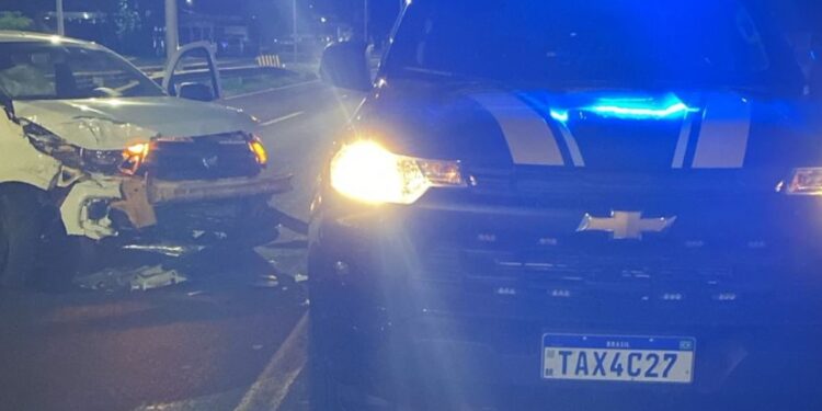 Estudante de medicina foge da PRF, dá ré por 200 metros e colide em viatura; dois policiais ficam feridos