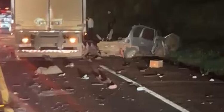 Colisão frontal entre carro e ônibus escolar mata quatro pessoas da mesma família na BR-369