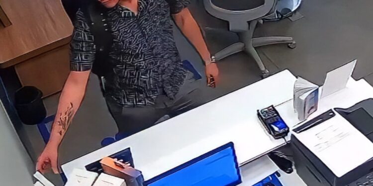 Câmeras registram indivíduo furtando notebook em loja de celular em Curitiba