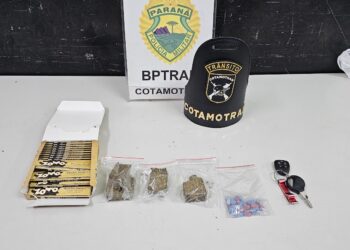 Homem com criança pequena no banco da frente do carro é abordado pelo BPTRAN e policiais encontram maconha e ecstasy