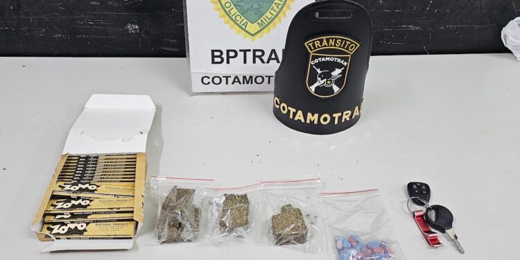 Homem com criança pequena no banco da frente do carro é abordado pelo BPTRAN e policiais encontram maconha e ecstasy