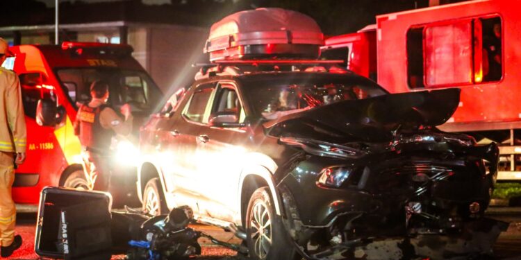 Motoboy morre em colisão frontal com carro na contramão em Colombo