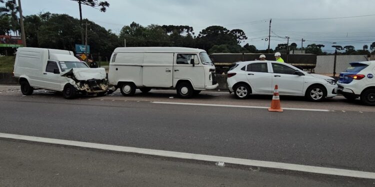 Engavetamento na BR-116 provoca grande congestionamento em Curitiba