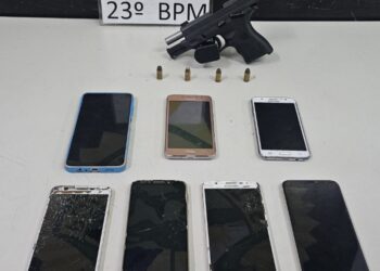 Polícia Militar apreende arma de fogo e prende dois homens após disparos em via pública na CIC, em Curitiba