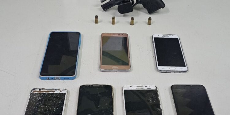 Polícia Militar apreende arma de fogo e prende dois homens após disparos em via pública na CIC, em Curitiba