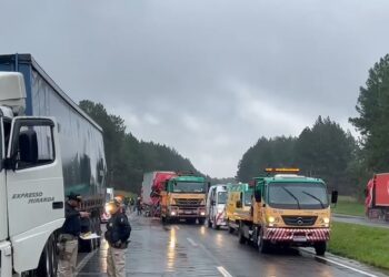 Motorista fica gravemente ferido em colisão entre caminhões na BR-116