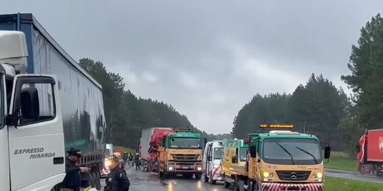 Motorista fica gravemente ferido em colisão entre caminhões na BR-116