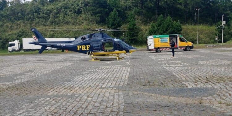 Helicóptero da PRF socorre motociclista ferido em acidente na BR-116