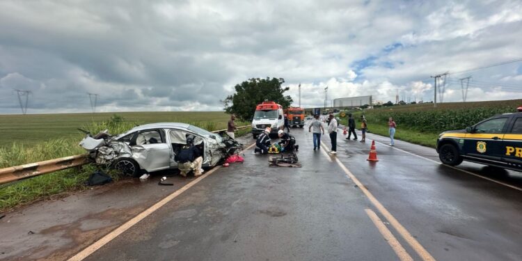 Colisão frontal entre carro e caminhão mata menino de 12 anos na BR-369