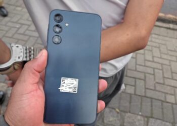 Policial de RONE de folga prende assaltante e recupera celular roubado em Curitiba