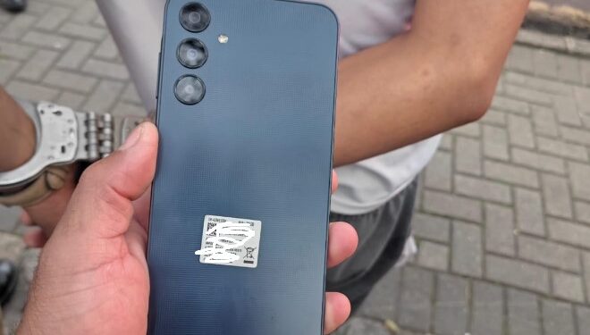 Policial de RONE de folga prende assaltante e recupera celular roubado em Curitiba