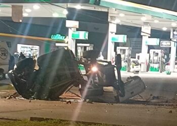 Motorista sai andando após destruir dois postes e caminhonete na Avenida das Torres