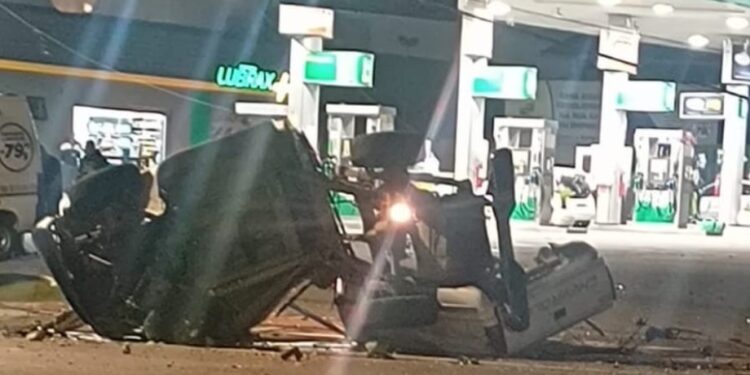 Motorista sai andando após destruir dois postes e caminhonete na Avenida das Torres