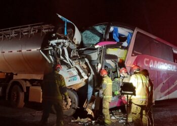 Colisão envolvendo caminhão e ônibus deixa três mortos no Paraná