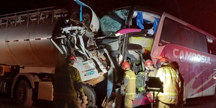 Colisão envolvendo caminhão e ônibus deixa três mortos no Paraná
