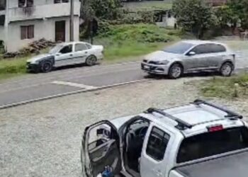 Criminosos abrem fogo em meio ao trânsito e atingem ex-PM