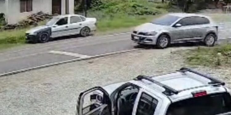 Criminosos abrem fogo em meio ao trânsito e atingem ex-PM