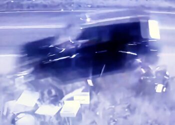 Motorista invade contramão, atinge moto com duas pessoas, passa por cima da moto e foge