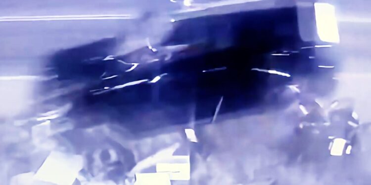 Motorista invade contramão, atinge moto com duas pessoas, passa por cima da moto e foge