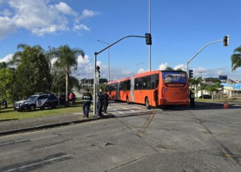 Adolescente de 14 anos morre após ser atropelado por biarticulado em Curitiba; testemunhas dizem que ele estava pegando rabeira