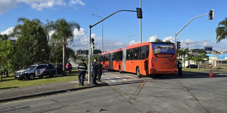 Adolescente de 14 anos morre após ser atropelado por biarticulado em Curitiba; testemunhas dizem que ele estava pegando rabeira