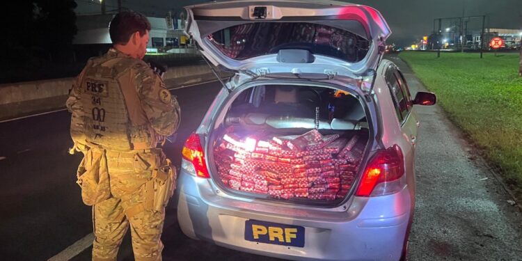 PRF apreende 221 kg de maconha e detém dupla após acompanhamento tático e acidente na BR-277