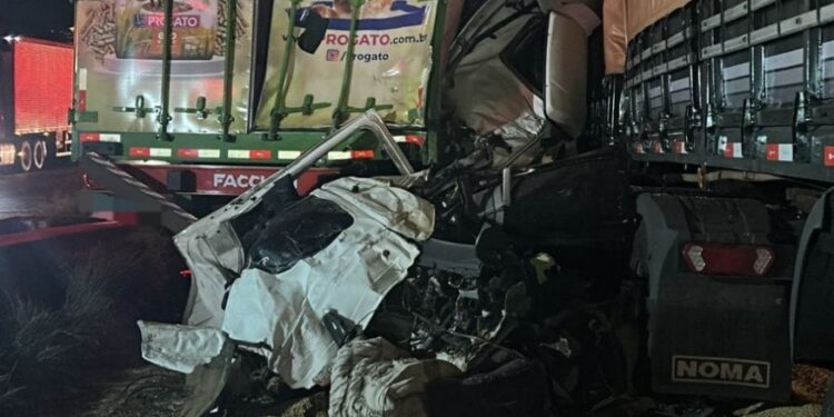 Caminhoneiro morre em engavetamento com seis veículos na BR-376