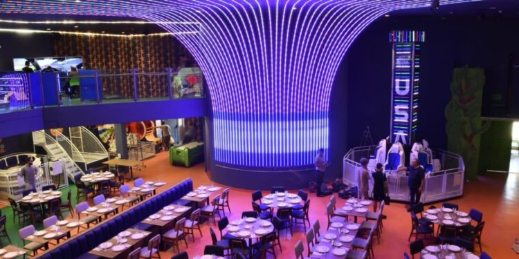 Curitiba ganha a primeira pizzaria do Brasil com parque de diversões e mais de 25 atrações