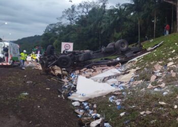 Colisão entre caminhonete e caminhão deixa um morto e dois feridos na BR-376, em Guaratuba