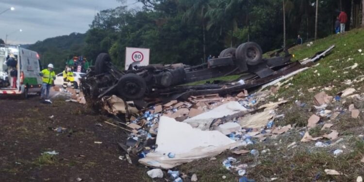 Colisão entre caminhonete e caminhão deixa um morto e dois feridos na BR-376, em Guaratuba
