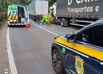 Colisão entre três caminhões deixa um ferido grave e interdita BR-376 em Guaratuba