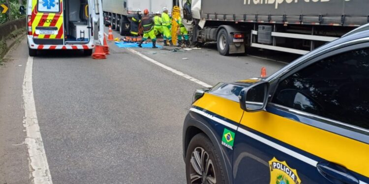 Colisão entre três caminhões deixa um ferido grave e interdita BR-376 em Guaratuba