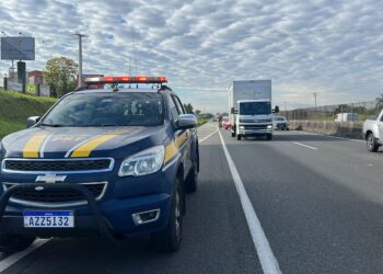 Em menos de 1 hora, PRF flagra 64 veículos transitando no acostamento em Curitiba, na BR-277