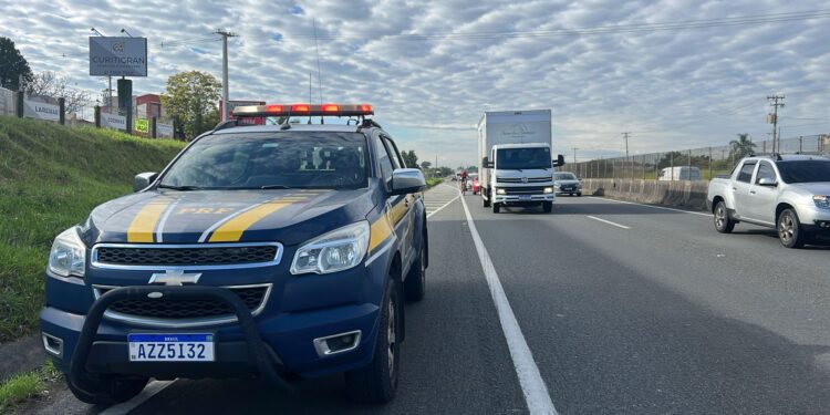 Em menos de 1 hora, PRF flagra 64 veículos transitando no acostamento em Curitiba, na BR-277