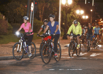 Passeios noturnos de bicicleta agitam a semana em Curitiba