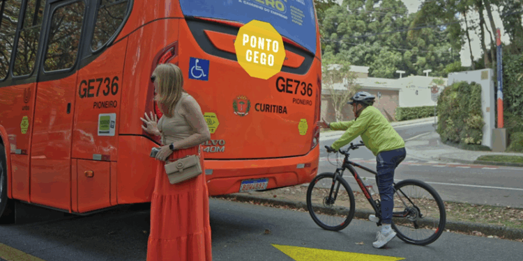 Ônibus de Curitiba ganham adesivos de sinalização nos chamados pontos cegos