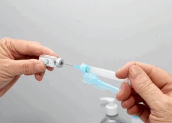 Crianças e adolescentes de 10 a 14 anos começam a se vacinar contra a dengue em Curitiba