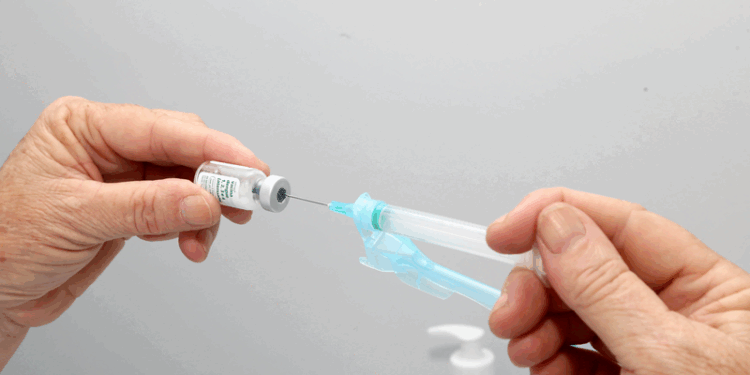 Crianças e adolescentes de 10 a 14 anos começam a se vacinar contra a dengue em Curitiba