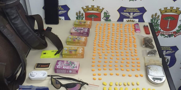 Guarda Municipal de Curitiba prende homem em flagrante por tráfico de drogas