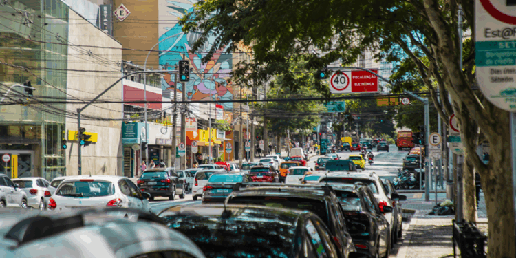 Curitiba reduz mortes no trânsito, mas acidentes ainda sobrecarregam o sistema de saúde