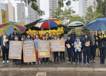 Alunos de escola municipal de Curitiba vão às ruas para conscientizar motoristas