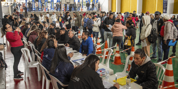 Em um único dia, 459 pessoas são contratadas em mutirão de empregos da Prefeitura de Curitiba