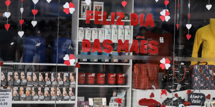 Dia das Mães: Procon-PR dá dicas para não ter surpresas na compras de presentes