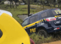 Viatura da PRF sai da rodovia durante acompanhamento tático e quase cai em açude