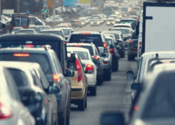 Pesquisa mostra que curitibano perde quase 4 dias no trânsito por ano parado em congestionamentos