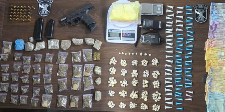 Indivíduo é neutralizado pelo CHOQUE e policiais encontram drogas e arma em Almirante Tamandaré