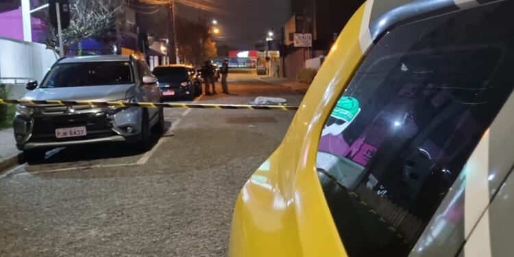 Casal é atingido por disparos no Água Verde; homem não resistiu