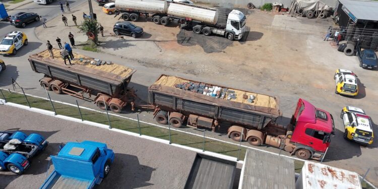 Carreta abordada em Curitiba transportava 3,5 toneladas de maconha