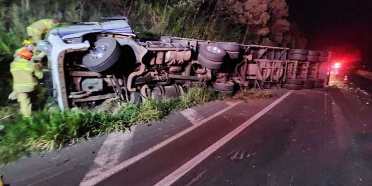 Caminhoneiro morre em tombamento de carreta na BR-376
